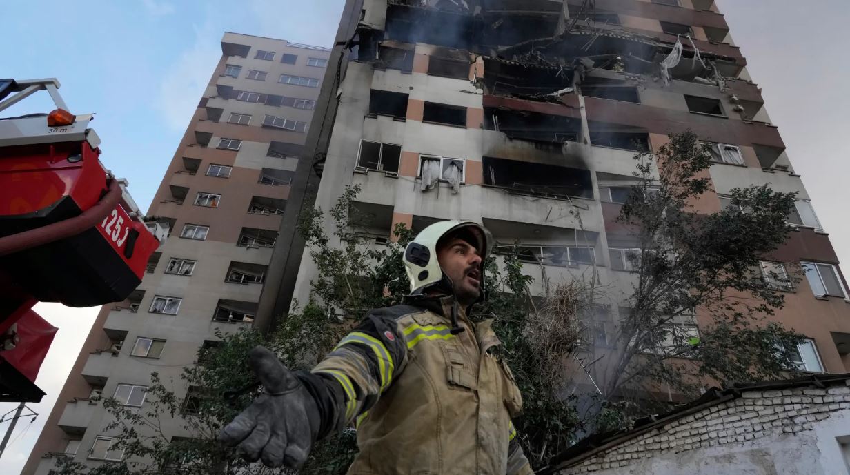 Israel Strikes Iran in Unprecedented Air Raid, Prompting Retaliation and Regional Alarm